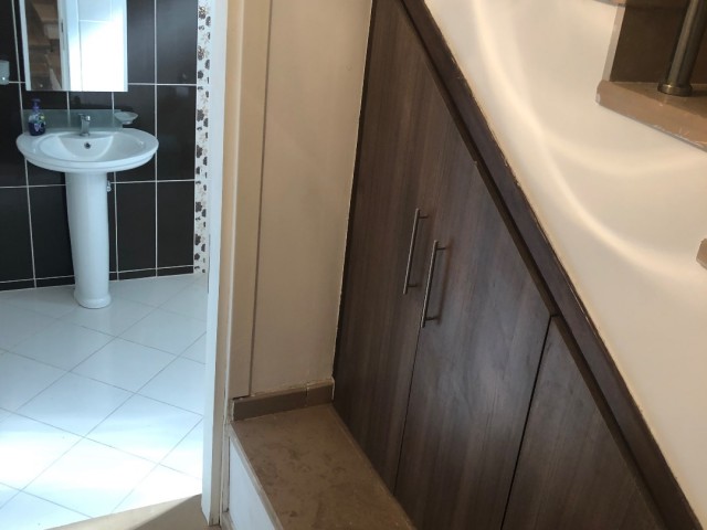 GİRNE/ALAGADİ DE 850 m2 ARSA İÇERİSİNE KURULU 250 m2 KAPALI ALANLI FULL EŞYALI SATILIK 4+1 TAM MÜSTAKİL VİLLA..0533 859 21 66