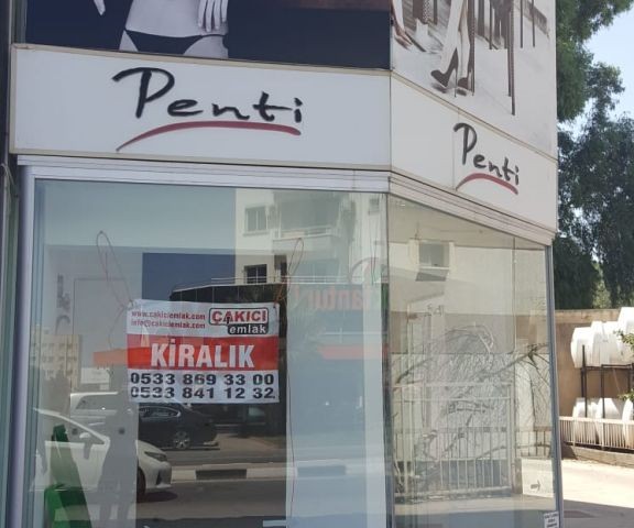 LEFKOŞA DEREBOYUNDA DAHA ÖNCE DÜKKAN OLARAK FAALİYET GÖSTEREN GÜZEL GENİŞ FERAH GOLDEN TULİP KARŞISI KİRALIK DÜKKAN