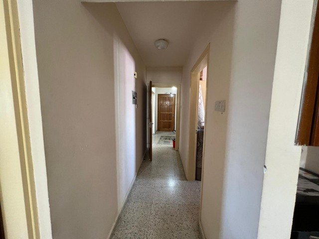 LEFKOŞANIN EN MERKEZİ KONUMUNDA MOLTO KARŞISI SATILIK 3+1 130m2 DAİRE