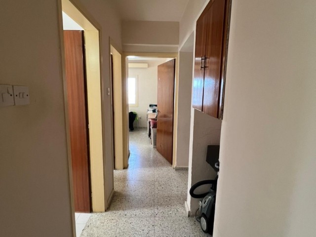 LEFKOŞANIN EN MERKEZİ KONUMUNDA MOLTO KARŞISI SATILIK 3+1 130m2 DAİRE