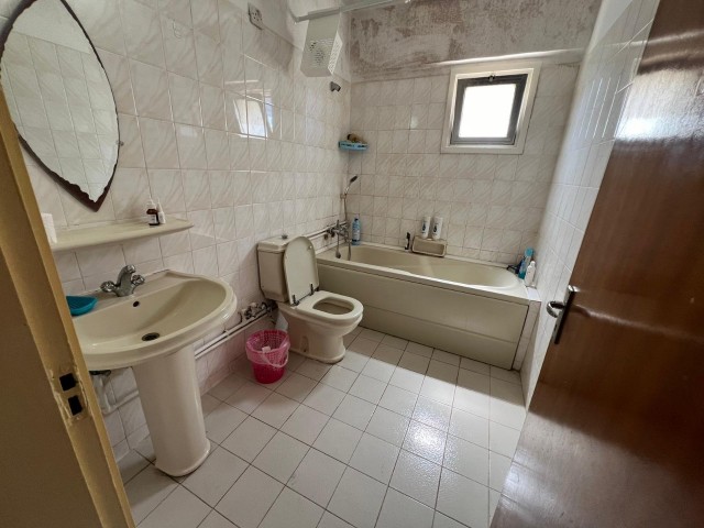 LEFKOŞANIN EN MERKEZİ KONUMUNDA MOLTO KARŞISI SATILIK 3+1 130m2 DAİRE