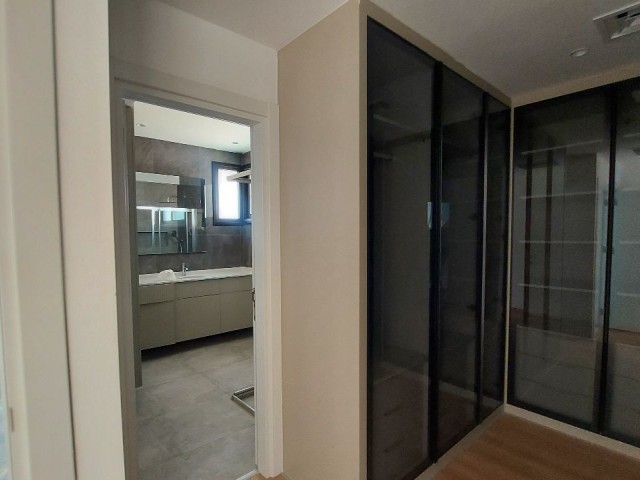 4+1 VILLA ZUM VERKAUF IN ÇATALKÖY, ATEMBERAUBENDE STRUKTUR UND BEREIT ZUM EINZUG IN NEUE VILLA Erdgeschoss – Wohnzimmer + offene Küche – Gäste-WC – Schlafzimmer + WC/Dusche 1. Stock – 2 Schlafzimmer – 1 Hauptschlafzimmer + Abstellraum + Bad - Gemeinschaftsbad/WC 2. Etage - Waschküche Dachterrasse Ab