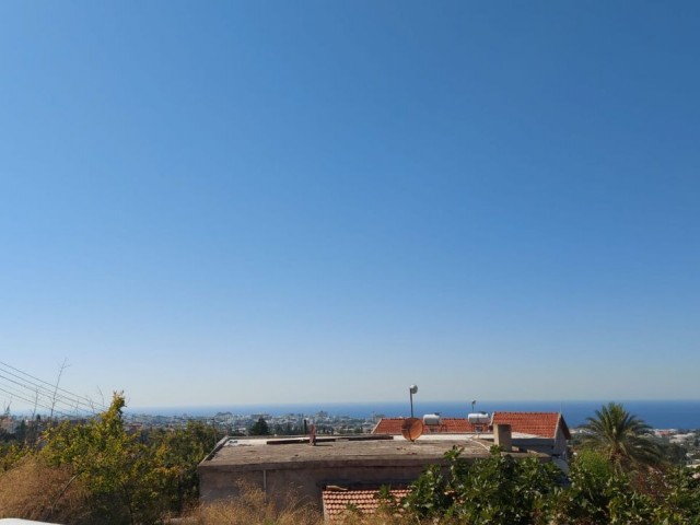 📍LAND ZU VERKAUFEN IN GIRNE OZANKÖY. Dieses Grundstück liegt im oberen Teil von Ozanköy und bietet e