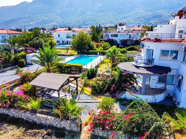 3+1 WOHNUNG ZU VERKAUFEN. GARTEN, MIT SCHWIMMBAD, 50 M VOM MEER