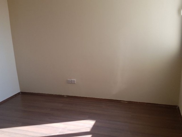 THE SMALL CREAM CENTER IS ALSO 3+1 3 WITH A SIZE OF 135 M2, WHICH DOES NOT REQUIRE ANY EXPENSES. FLOOR APARTMENT ** 