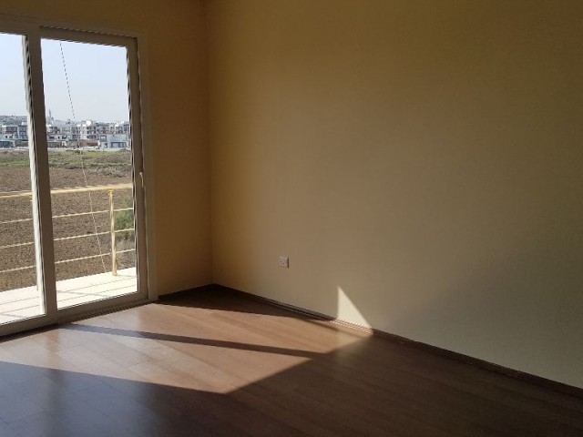 THE SMALL CREAM CENTER IS ALSO 3+1 3 WITH A SIZE OF 135 M2, WHICH DOES NOT REQUIRE ANY EXPENSES. FLOOR APARTMENT ** 