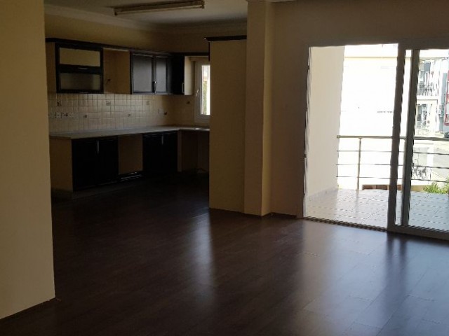 THE SMALL CREAM CENTER IS ALSO 3+1 3 WITH A SIZE OF 135 M2, WHICH DOES NOT REQUIRE ANY EXPENSES. FLOOR APARTMENT ** 