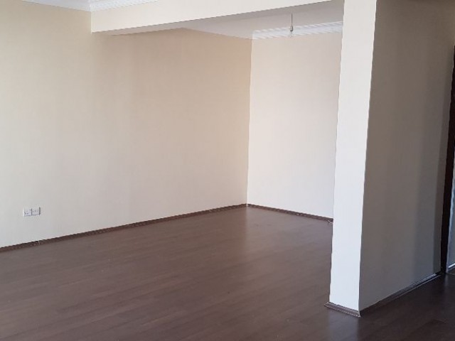 THE SMALL CREAM CENTER IS ALSO 3+1 3 WITH A SIZE OF 135 M2, WHICH DOES NOT REQUIRE ANY EXPENSES. FLOOR APARTMENT ** 