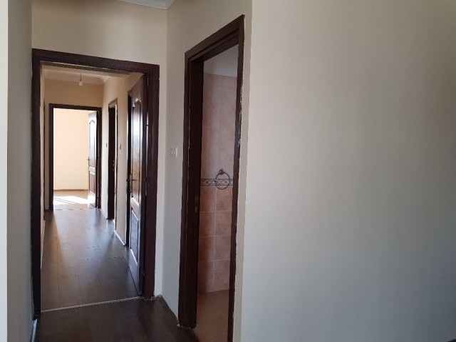 THE SMALL CREAM CENTER IS ALSO 3+1 3 WITH A SIZE OF 135 M2, WHICH DOES NOT REQUIRE ANY EXPENSES. FLOOR APARTMENT ** 