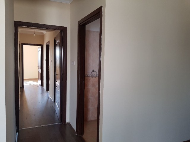 THE SMALL CREAM CENTER IS ALSO 3+1 3 WITH A SIZE OF 135 M2, WHICH DOES NOT REQUIRE ANY EXPENSES. FLOOR APARTMENT ** 