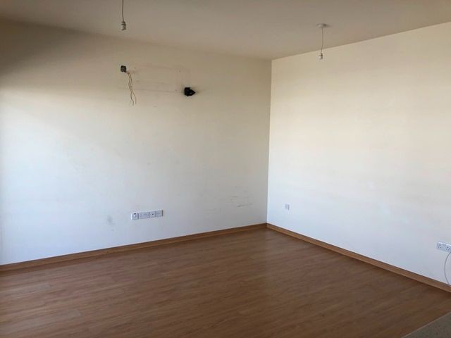 K.KAYMAKLI  ESKİ  ZİPSS  MARKET  ARKASI   TOPLAMDA  2 KATLI  APT DA  ÜST KAT  2+1 DAİRE