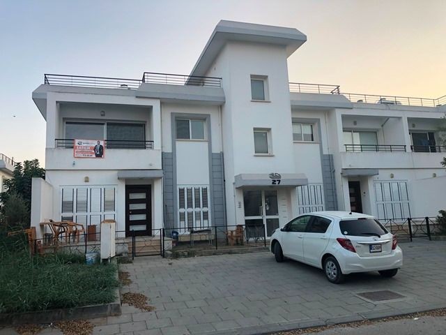 K.KAYMAKLI  ESKİ  ZİPSS  MARKET  ARKASI   TOPLAMDA  2 KATLI  APT DA  ÜST KAT  2+1 DAİRE