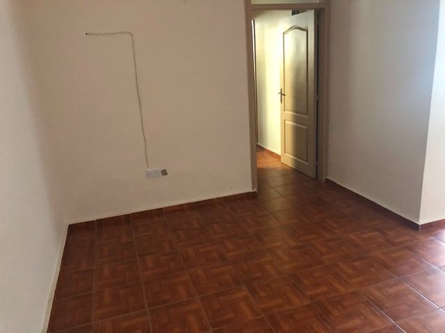 2+1 WOHNUNG IM ZENTRUM VON KUCUK KAYMAKLI ZU FUß VON DER HAUPTSTRAßE ** 