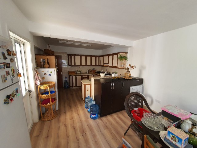 MAISONETTE-SOZIALWOHNUNG GEEIGNET FÜR DEN BAU VON BÜROS UND ARBEITSPLÄTZEN MIT GEWERBLICHER GENEHMIGUNG AN DER METROPOLITAN SUPERMARKT STRAßE IN NIKOSIA TASCHKÖY ** 