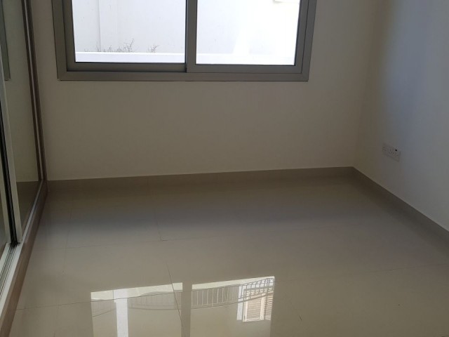 GÖÇMENKÖY MERKEZDE VİLLA GENİŞLİGİNDE 142 M2 3+1 ARA KAT DAİRE VE PENTHOUS SECENEGİ