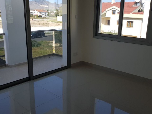 GÖÇMENKÖY MERKEZDE VİLLA GENİŞLİGİNDE 142 M2 3+1 ARA KAT DAİRE VE PENTHOUS SECENEGİ