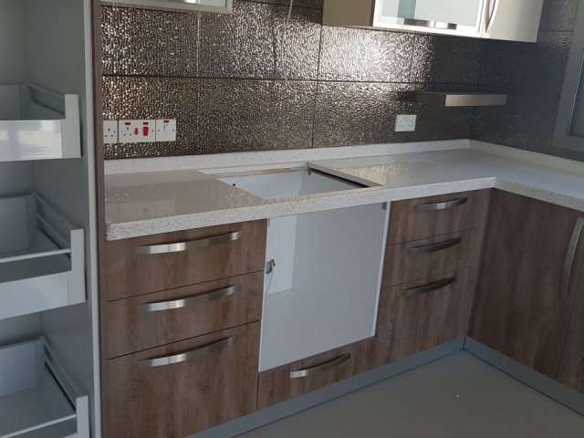 GÖÇMENKÖY MERKEZ DE 85M2 KAPALI 40 M2 TERAS BÖLÜMÜNE SAHİP 2+1  PENTHOUS DAİRELER