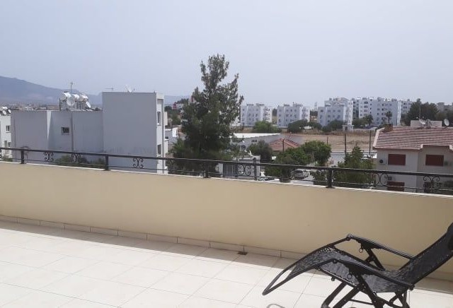 LEFKOŞA KIZILBAŞ BÖLGESİNDE AİLE APARTMANINDA CADDEYE YAKIN EŞYALI TERASLI 2+1 PENTHOUSE DAİRE 