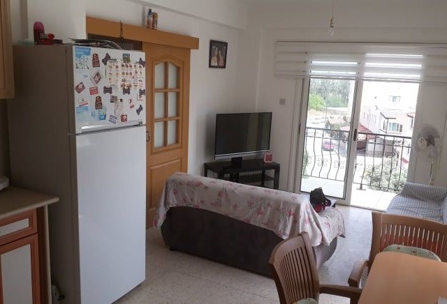 LEFKOŞA KIZILBAŞ BÖLGESİNDE AİLE APARTMANINDA CADDEYE YAKIN EŞYALI TERASLI 2+1 PENTHOUSE DAİRE 