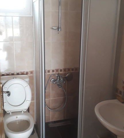 2+1 WOHNUNG MIT MÖBLIERTER TERRASSE IN DER NÄHE DER STRAßE IN NIKOSIA KIZILBASH 250 STG ** 