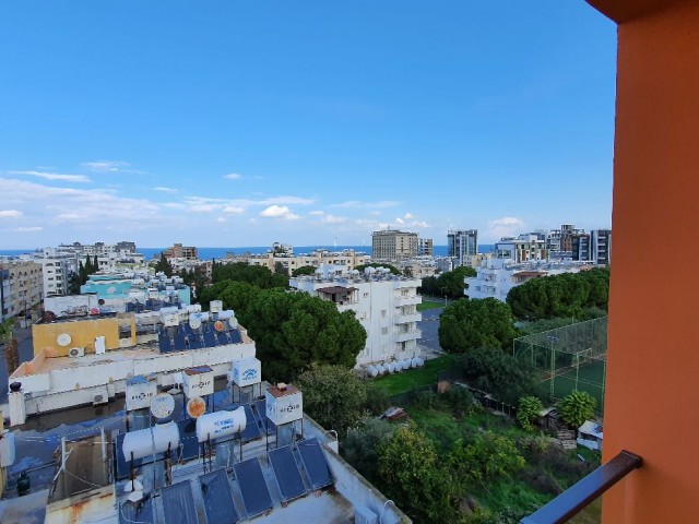 3+1 KOMPLETT LUXURIÖS MÖBLIERTES PENTHOUSE IN TOLLER LAGE IM ZENTRUM VON KYRENIA MIT GROSSER TERRASSE ZU VERMIETEN