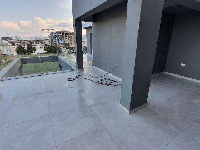 3+1 KOMPLETT LUXURIÖS MÖBLIERTES PENTHOUSE IN TOLLER LAGE IM ZENTRUM VON KYRENIA MIT GROSSER TERRASSE ZU VERMIETEN