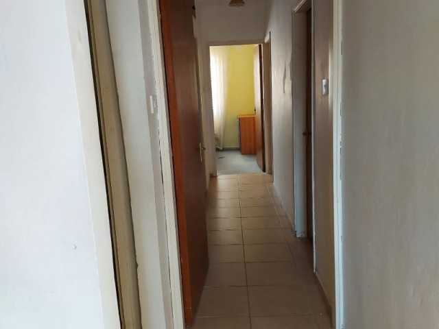 LEFKOŞA KERMİYA SOSYOL KONUT APARTMANLARINDA 3 YATAK ODASINDAN 2 YAT ODASINA DÖNÜŞTÜRÜLMÜŞ EŞYALI 4.KAT DAİRE 