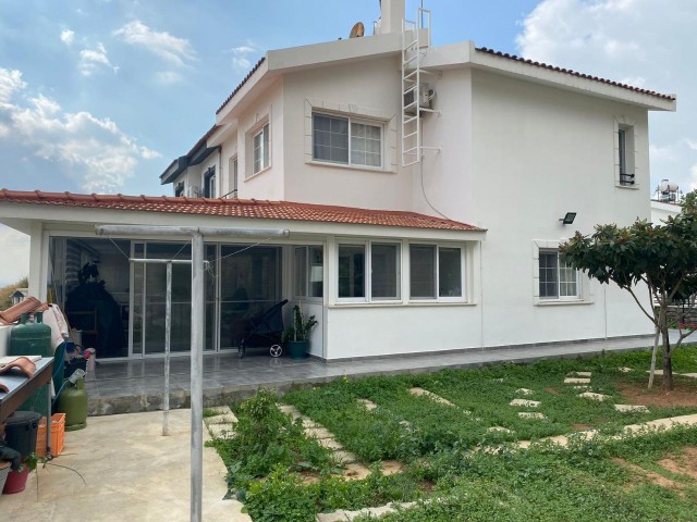 GİRNE BOGAZ ON A CORNER PLOT THAT DOES NOT REQUIRE RENOVATION ON A SITE WHERE YOU WILL LIVE IN PEACE WITH A LARGE GARDEN WITH A LARGE GARDEN TURKISH COBANLI UNMISSABLE OPPORTUNITY