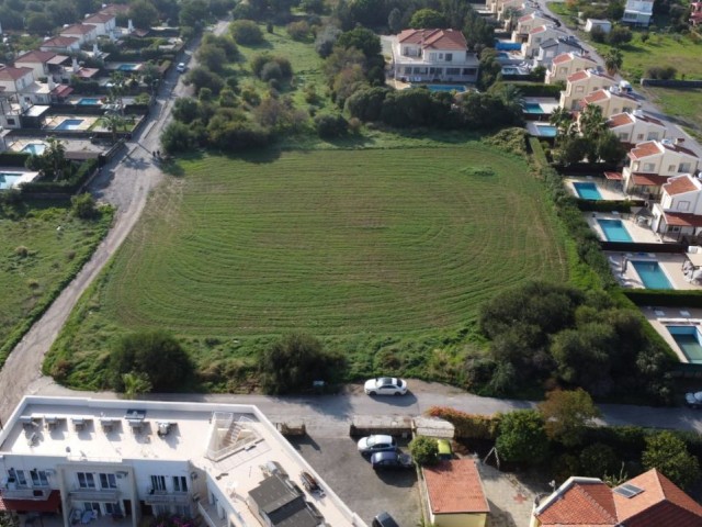 LUXUSVILLEN MIT GROSSEM GARTEN UND POOL 200 METER VOM MEER ENTFERNT IN LAPTA   