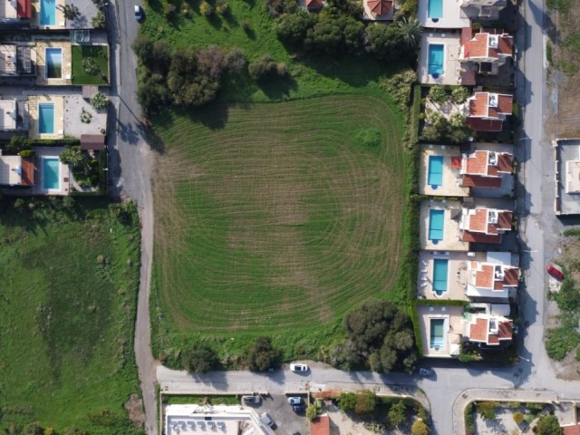 LUXUSVILLEN MIT GROSSEM GARTEN UND POOL 200 METER VOM MEER ENTFERNT IN LAPTA   