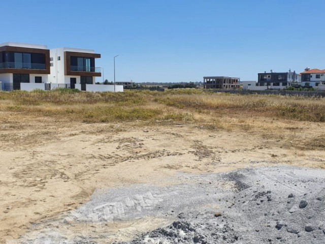 In Yenikent, der prestigeträchtigsten Gegend von Nikosia, 850 m2 groß, mit einer Grünfläche dahinter, 2 Etagen Wohnbebauung, Türkisches Grundstück zu verkaufen !!!