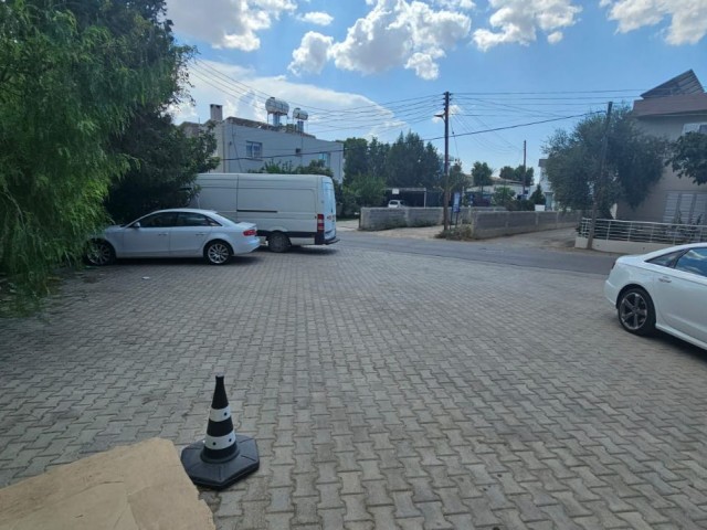 ECKGESCHÄFTE ZUM VERKAUF IN GÖNYELİ, EINER SEHR BELEBTEN STRAßE MIT ZENTRALER LAGE, EINE STRAßE HINTER DER HAUPTSTRAßE.