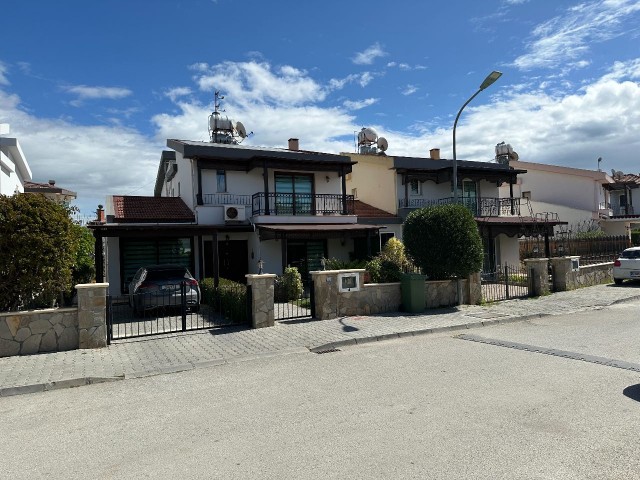 NICOSIA - HAMİTKÖY, VOLLSTÄNDIG FREISTEHENDE VILLA MIT SCHWIMMBAD, DIE DURCH SEINE DETAILS DEN UNTER