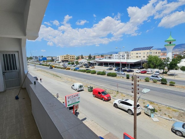 VOLLSTÄNDIG MÖBLIERTE 3+1 165 M2 GERÄUMIGE WOHNUNG AN DER HAUPTSTRASSE ZU VERMIETEN IN NICOSIA HAMİTKÖY UMGEBUNG FÜR DETAILLIERTE INFORMATIONEN UND BESUCHE VOR ORT 0533 8303238