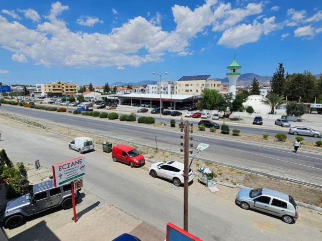 VOLLSTÄNDIG MÖBLIERTE 3+1 165 M2 GERÄUMIGE WOHNUNG AN DER HAUPTSTRASSE ZU VERMIETEN IN NICOSIA HAMİT