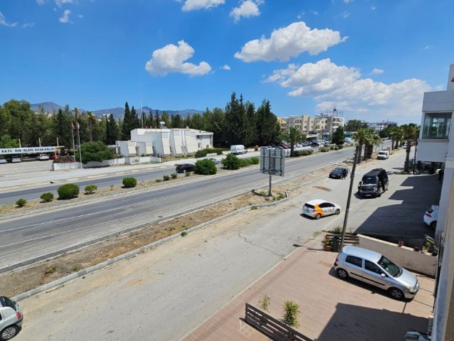 VOLLSTÄNDIG MÖBLIERTE 3+1 165 M2 GERÄUMIGE WOHNUNG AN DER HAUPTSTRASSE ZU VERMIETEN IN NICOSIA HAMİTKÖY UMGEBUNG FÜR DETAILLIERTE INFORMATIONEN UND BESUCHE VOR ORT 0533 8303238