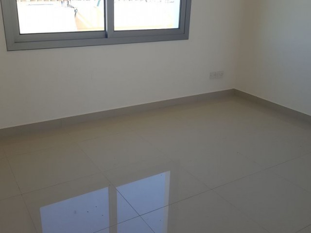 GÖÇMENKÖY MERKEZDE VİLLA GENİŞLİGİNDE 150 M2 3+1 ARA KAT DAİRE VE PENTHOUS SECENEGİ