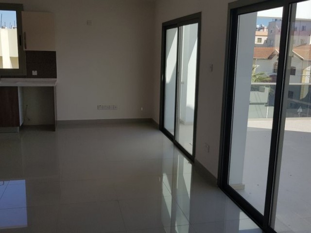 GÖÇMENKÖY MERKEZDE VİLLA GENİŞLİGİNDE 150 M2 3+1 ARA KAT DAİRE VE PENTHOUS SECENEGİ