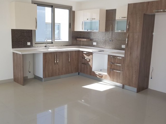 GÖÇMENKÖY MERKEZDE 100 M2 KAPALI ALAN 100 M2 TERASLI 2 + 1  PENTHOUSE