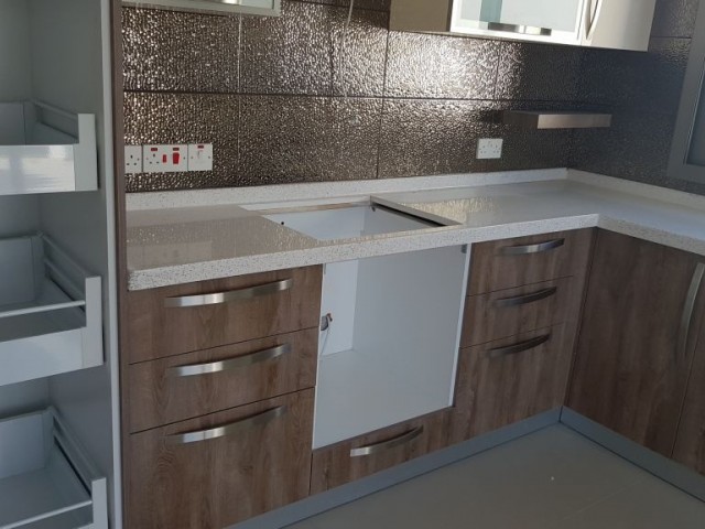 GÖÇMENKÖY MERKEZDE 100 M2 KAPALI ALAN 100 M2 TERASLI 2 + 1  PENTHOUSE