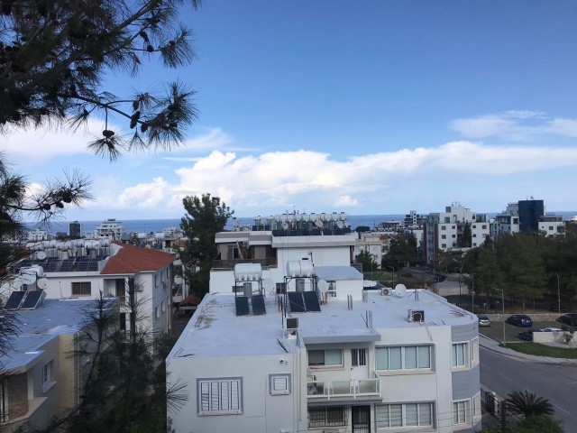 2+1 Meerblick Wohnung zur Miete in Kyrenia Zentrum Büyük Nusmar Markt 