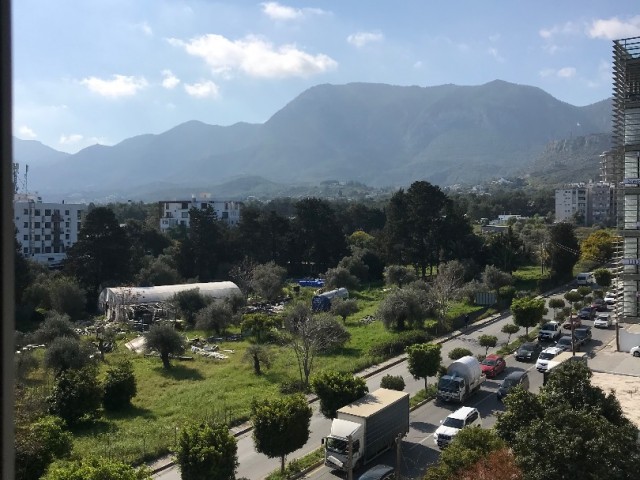 2+1 Luxus-Apartment mit Meer- und Bergblick und Pool im Ata Tower im Zentrum von Kyrenia 