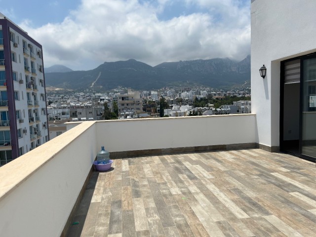 Neben dem Les Ambassadeurs Hotel Kyrenia Centre Luxuswohnung mit Meer- und Bergblick