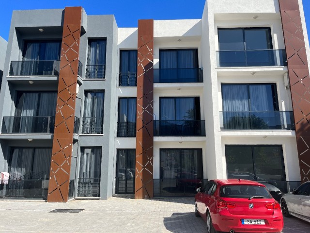 Luxuriöses 2+1-Apartment in der Seitenstraße von Şokmar Premium, in der Nähe des Merit-Hotelviertels, 20 Meter von der Straße und der Minibuslinie entfernt und mit dem Camelot Beach vor Ihnen.