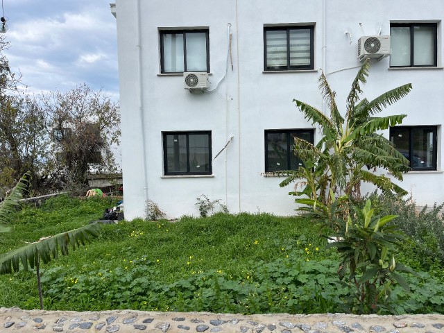 Роскошная квартира в комфортабельной вилле 3+1 с собственным садом площадью 90 квадратных метров в Кирении Алсанджак