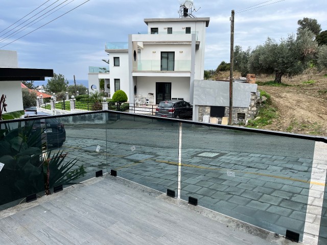 Luxuriöses Apartment im Komfort einer 3+1 Villa mit eigenem 90 Quadratmeter großen Garten in Kyrenia Alsancak