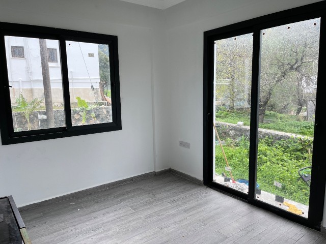 Luxuriöses Apartment im Komfort einer 3+1 Villa mit eigenem 90 Quadratmeter großen Garten in Kyrenia Alsancak