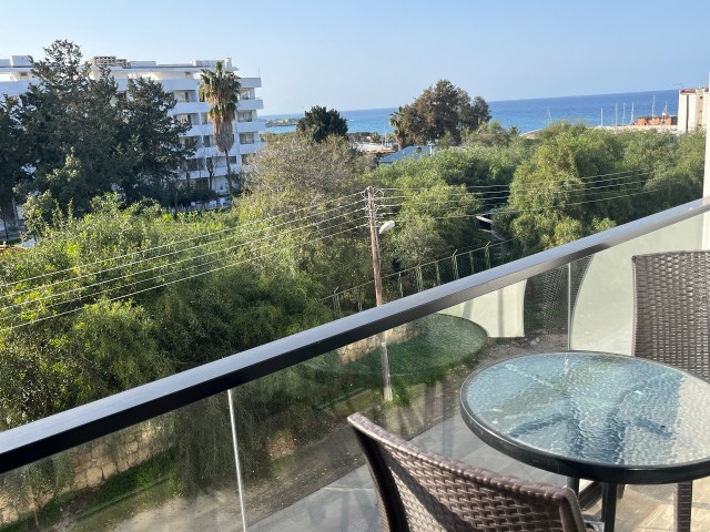 2+1 komplett möbliertes Apartment mit Meerblick direkt neben dem Les Ambassadeurs Hotel im Zentrum von Kyrenia