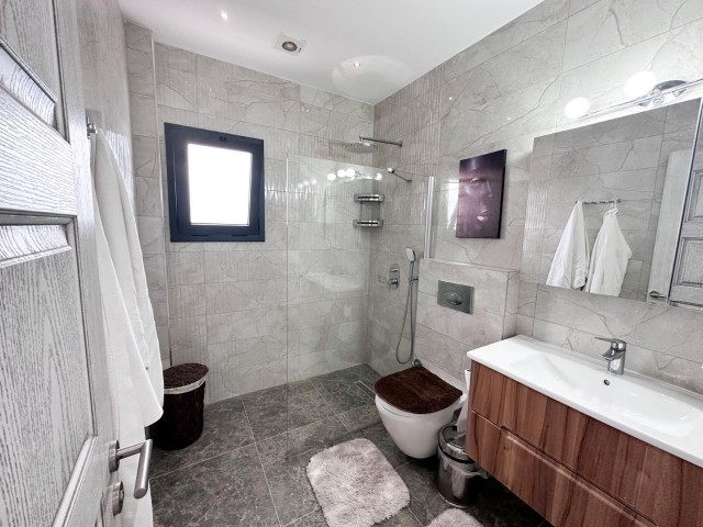 Ultra-luxuriös möbliertes Penthouse mit 2+1 und 3 Badezimmern im Iskele Sezar Resort