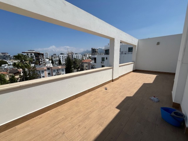 Girne Merkez Lavaş Restoran Arkası 2+1 Çift Banyolu Penthouse  1 Depozito İmkanı